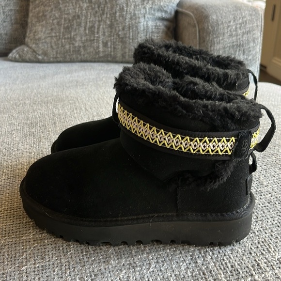 Like New! Ugg Ultra Mini Alpsey Boot - Picture 4 of 7